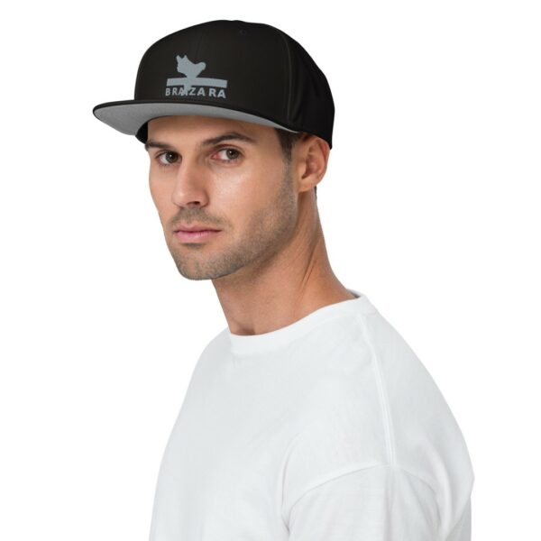 Men's Urban Elegance with a Black Snapback Hat - Striking Gray Accent